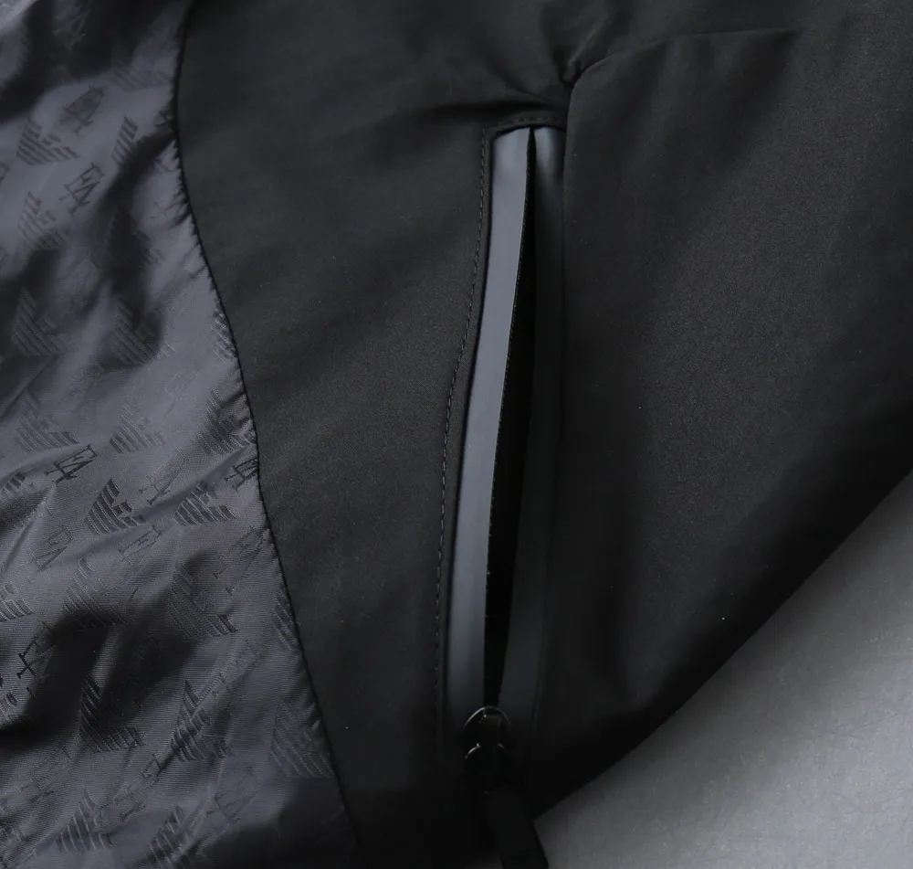 Armani official website Same Style, complete with three labels, on sale in advance. 2026 Autumn and Winter New Arrival men's jacket, Original with complete three labels, Premium version. Custom-made fabrics at the counter. Breathable, high comfort, impeccable details, brand element design concept, reflecting high quality. It feels delicate and soft, presents a casual cut, and has a great upper body shape. Sizes: M～3XL,